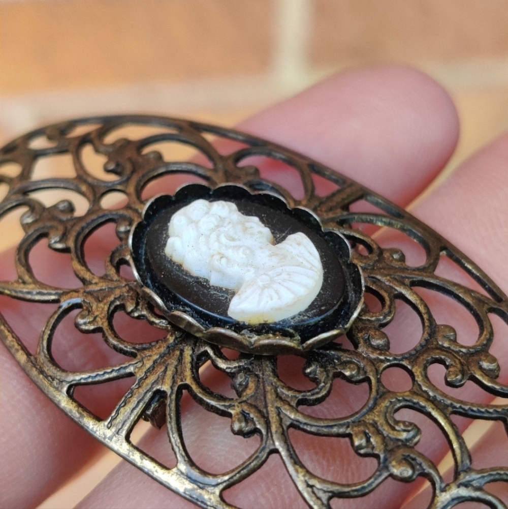 Vintage Cameo Brooch - Picture 4 of 4